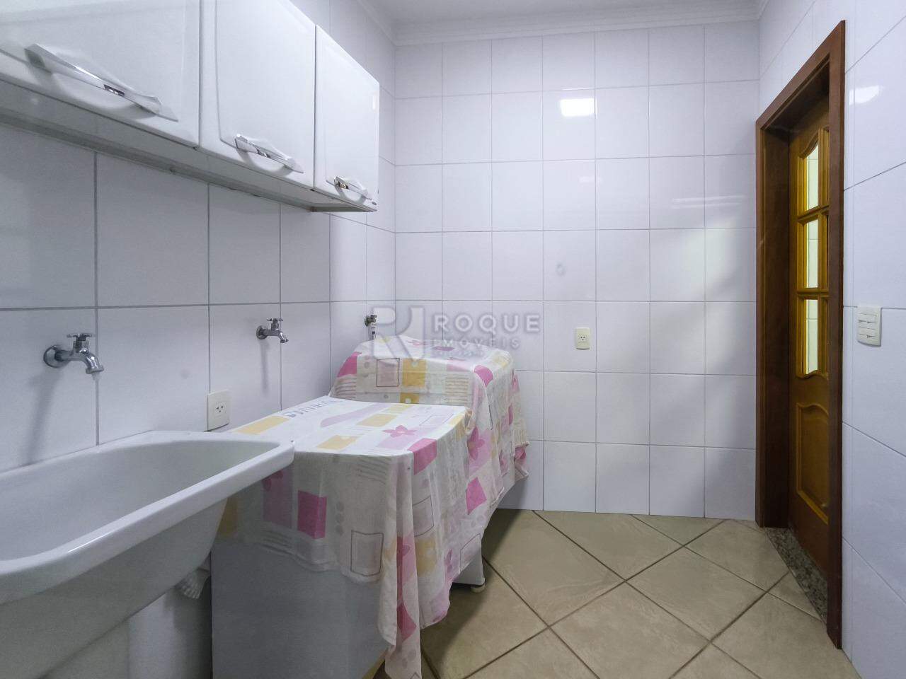 Casa em condomínio à venda no bairro JARDIM PORTO REAL I: LAVANDERIA