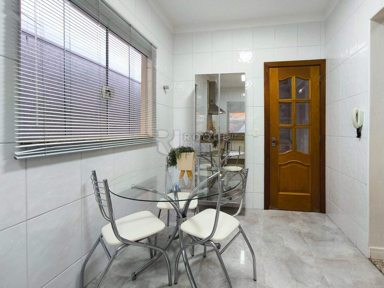 Casa em condomínio à venda no bairro JARDIM PORTO REAL I: COZINHA