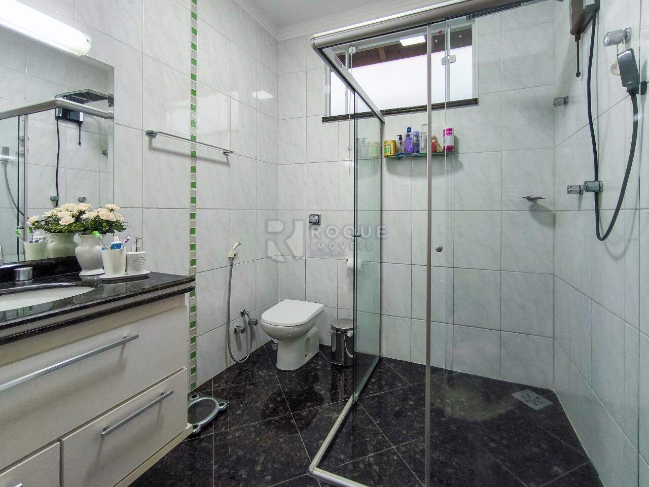 Casa em condomínio à venda no bairro JARDIM PORTO REAL I: WC SUÍTE