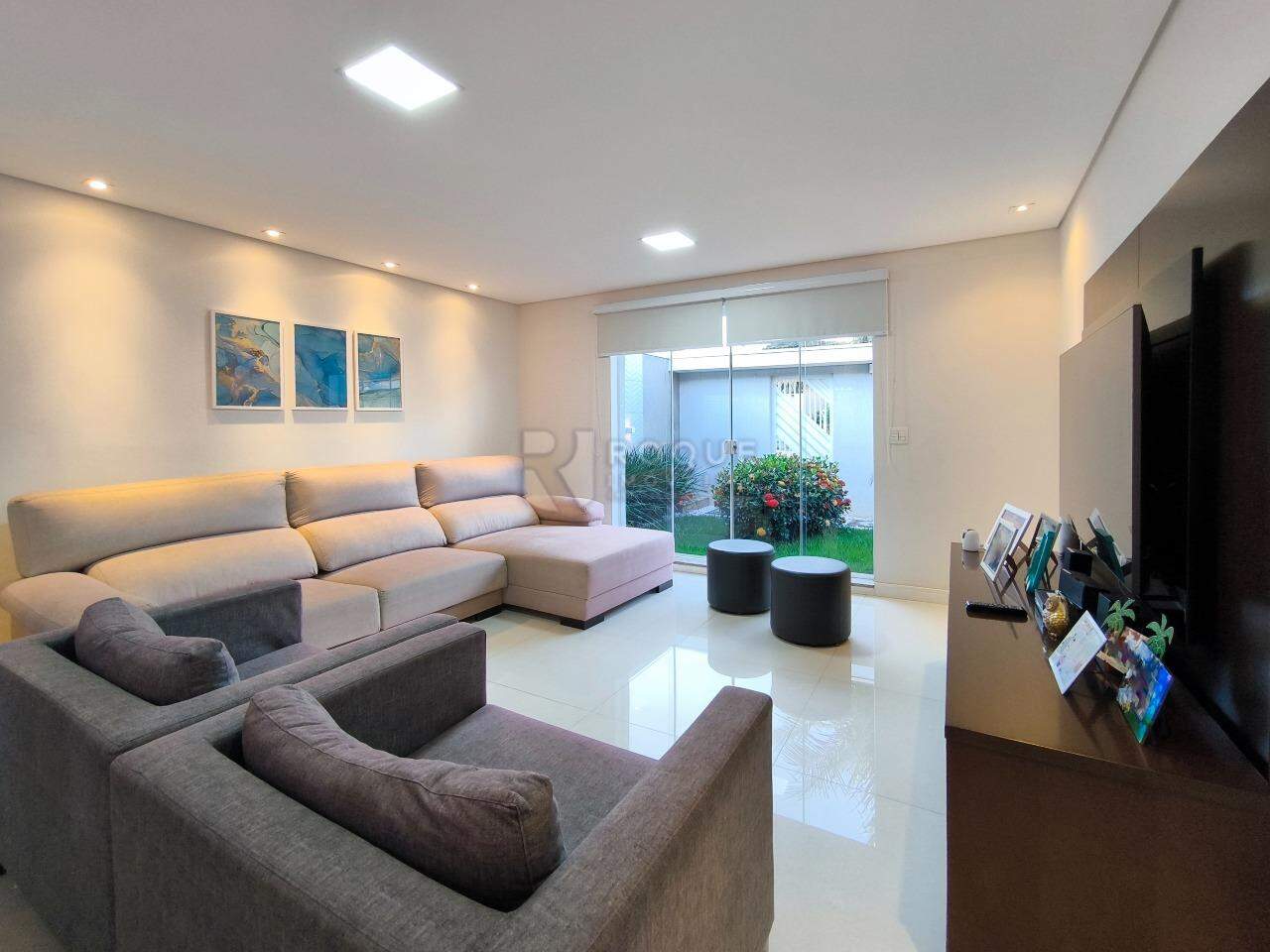 Casa em condomínio à venda no bairro JARDIM PORTO REAL I: SALA DE ESTAR