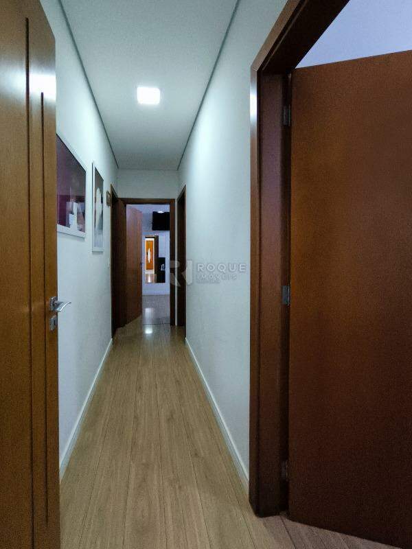 Casa em condomínio à venda no bairro JARDIM PORTO REAL I: CORREDOR INTERNO