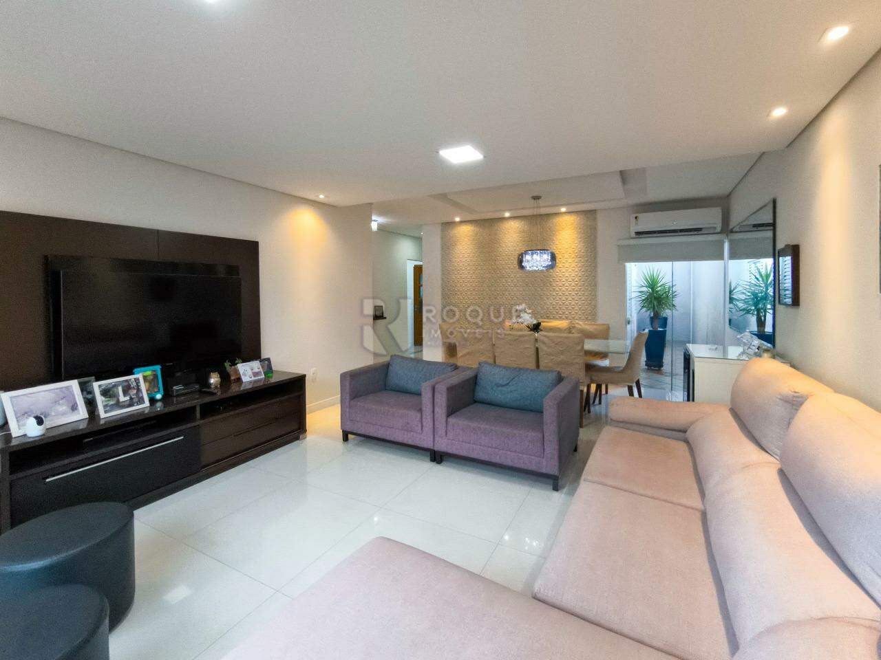 Casa em condomínio à venda no bairro JARDIM PORTO REAL I: SALA DE ESTAR