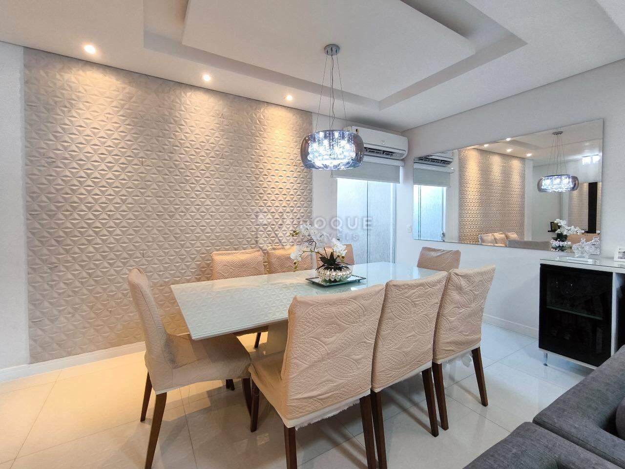 Casa em condomínio à venda no bairro JARDIM PORTO REAL I: SALA DE JANTAR