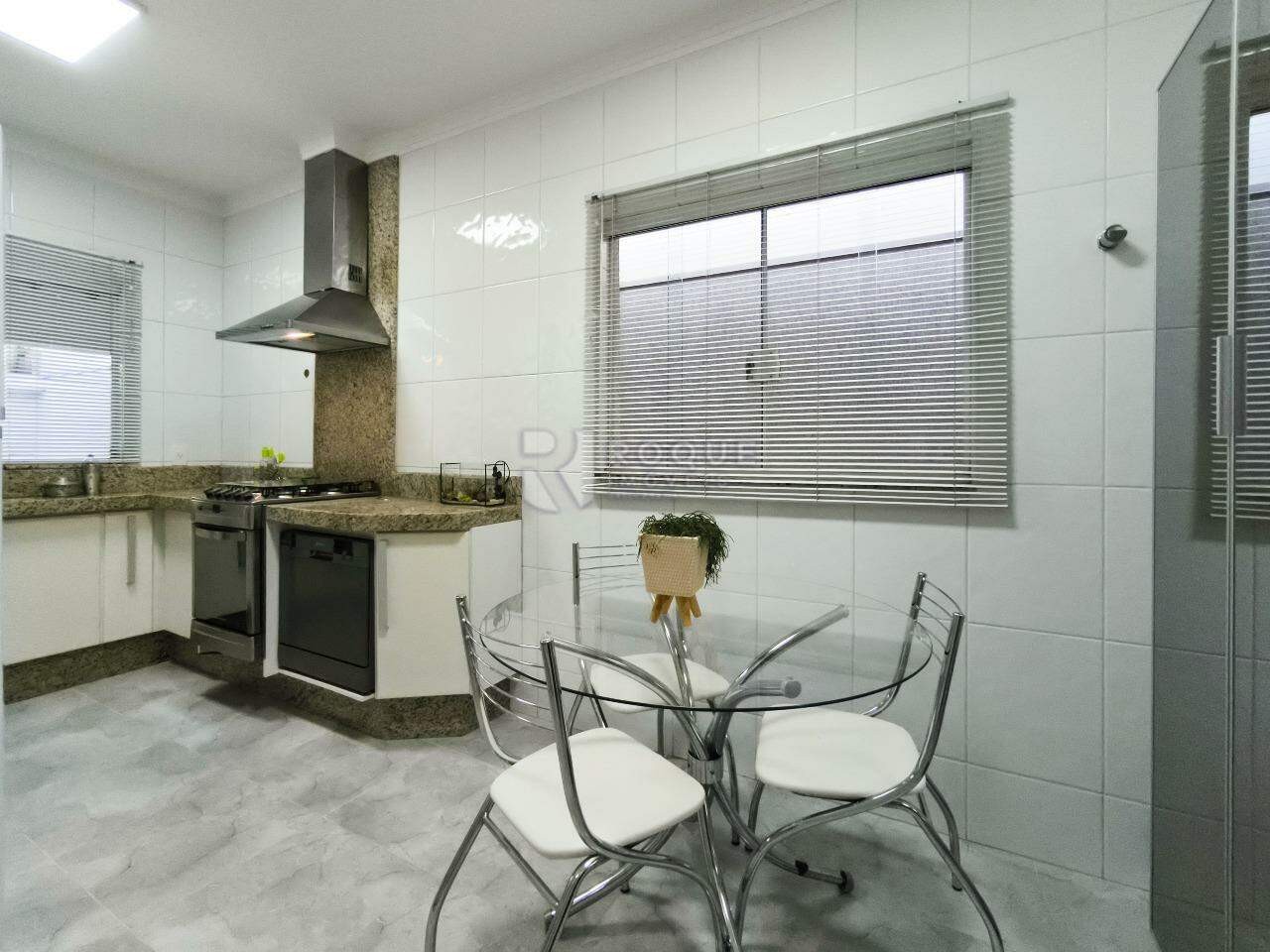 Casa em condomínio à venda no bairro JARDIM PORTO REAL I: COZINHA