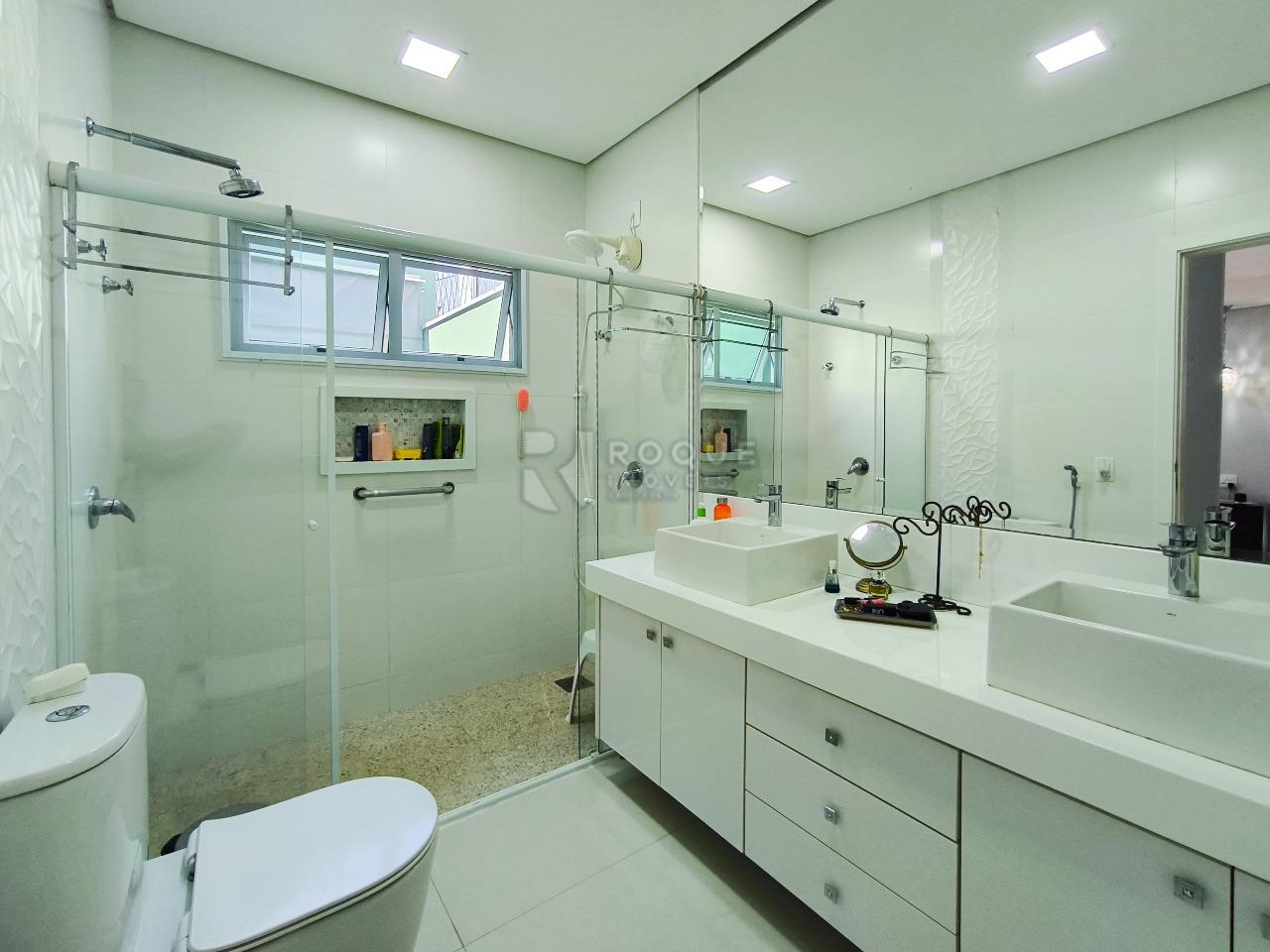 Casa em condomínio à venda no bairro Residencial Margarida de Holstein: WC SUÍTE MASTER