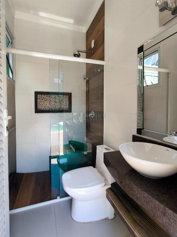 Casa em condomínio à venda no bairro Residencial Margarida de Holstein: BANHEIRO EXTERNO