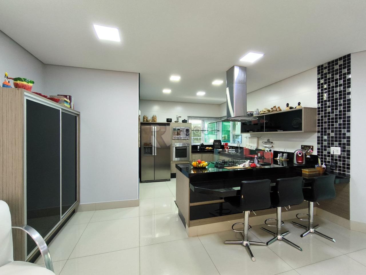 Casa em condomínio à venda no bairro Residencial Margarida de Holstein: COZINHA