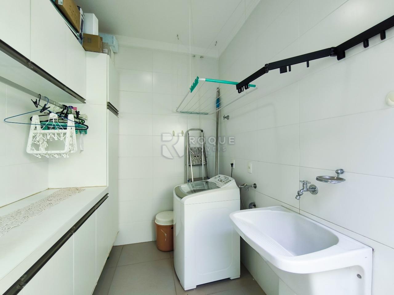 Casa em condomínio à venda no bairro Residencial Margarida de Holstein: LAVANDERIA