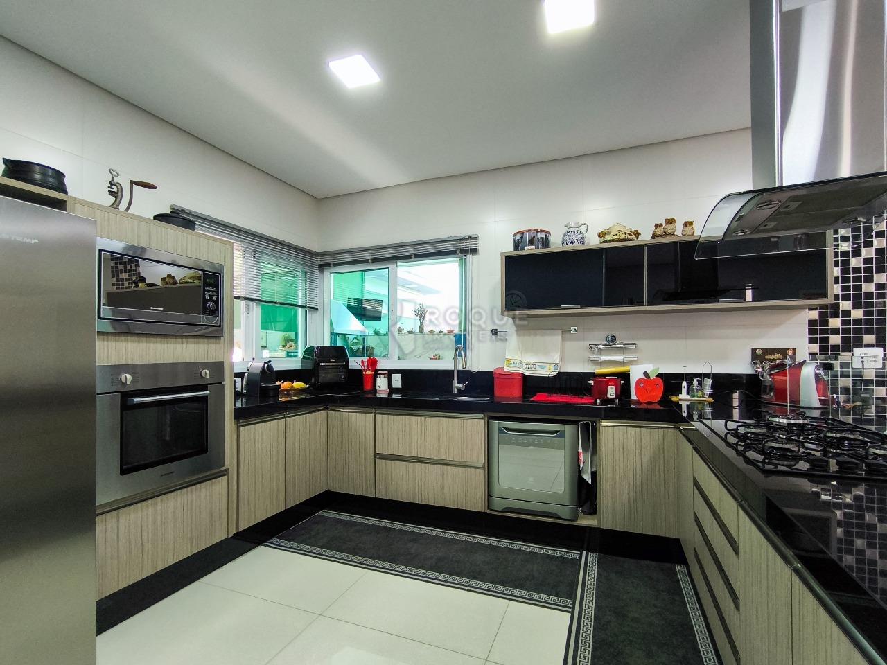 Casa em condomínio à venda no bairro Residencial Margarida de Holstein: COZINHA