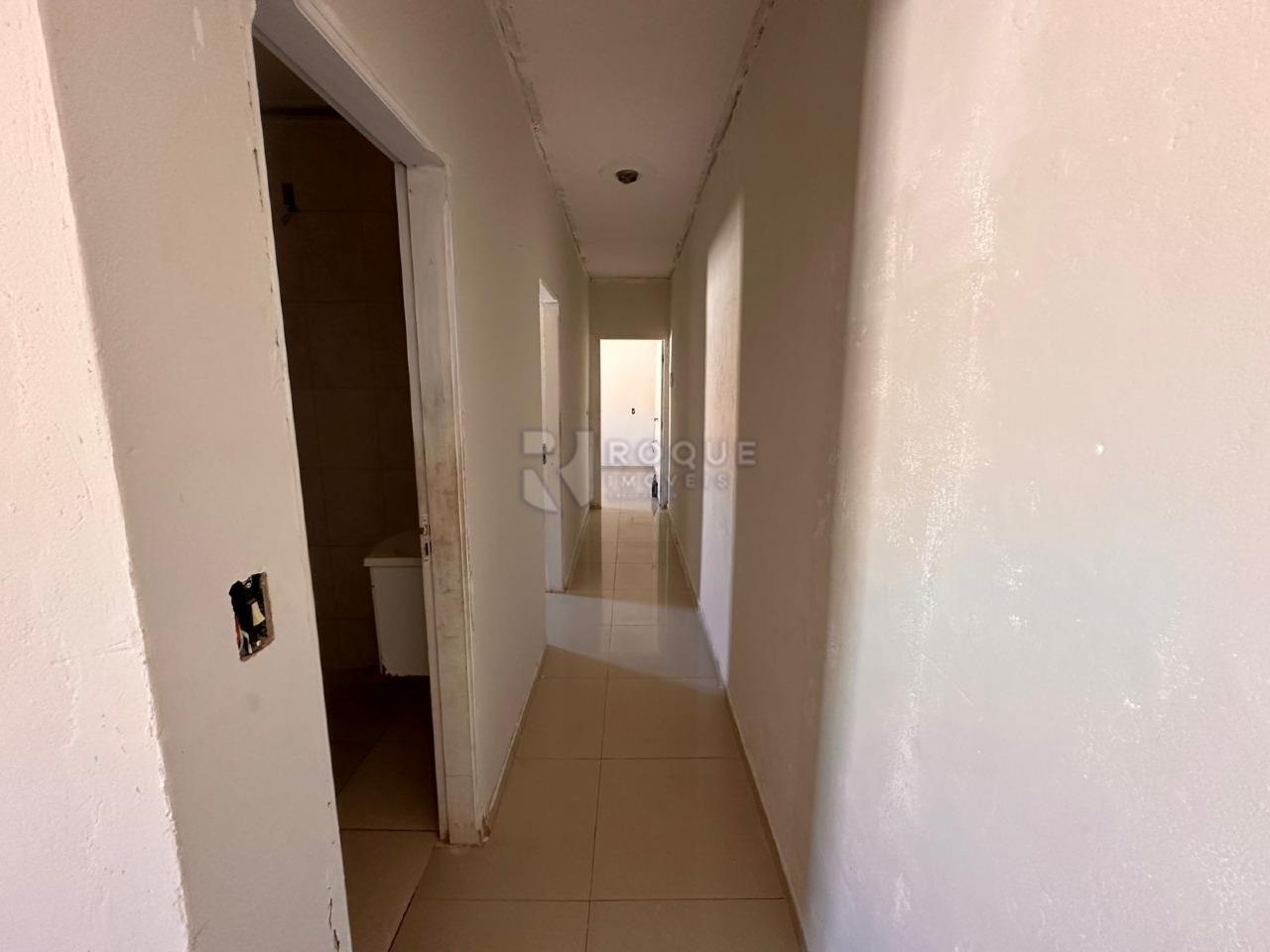 Casa Residencial à venda no bairro Geada: CORREDOR CASA FRENTE