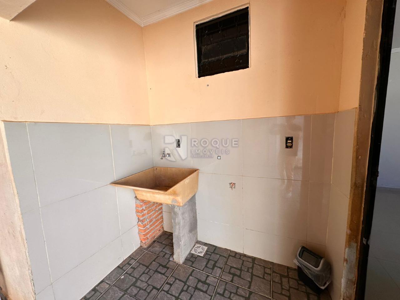 Casa Residencial à venda no bairro Geada: LAVANDERIA CASA FRENTE