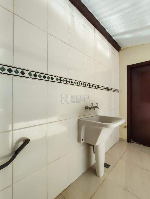 Casa Residencial para aluguel no bairro Vila Cristovam: LAVANDERIA