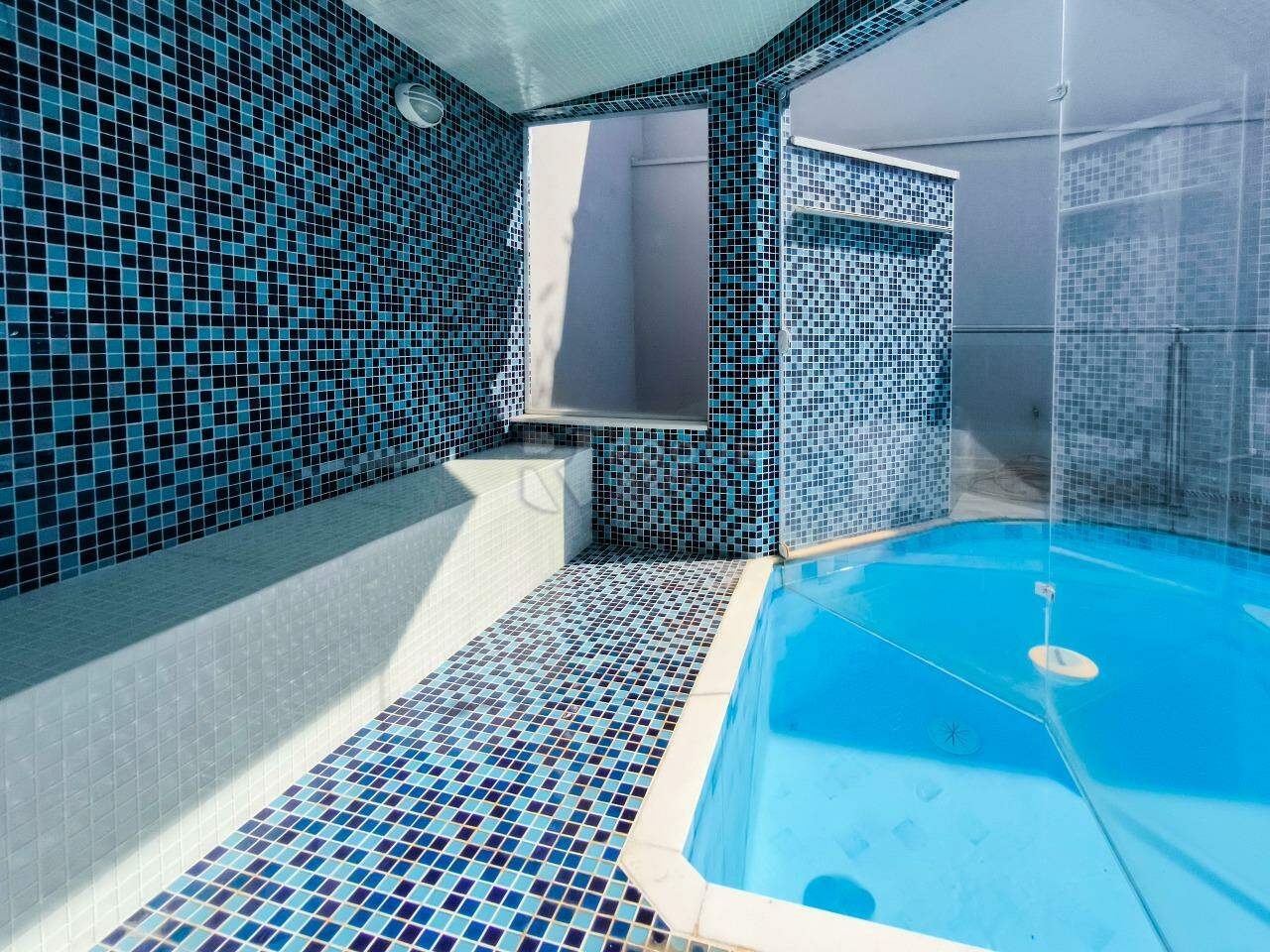 Casa em condomínio à venda no bairro Jardim Residencial Flora: SAUNA