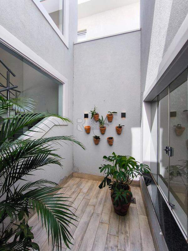 Casa em condomínio à venda no bairro Jardim Residencial Flora: JARDIM DE INVERNO