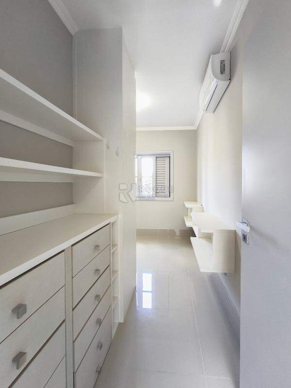 Casa em condomínio à venda no bairro Jardim Residencial Flora: CLOSET SUÍTE 1