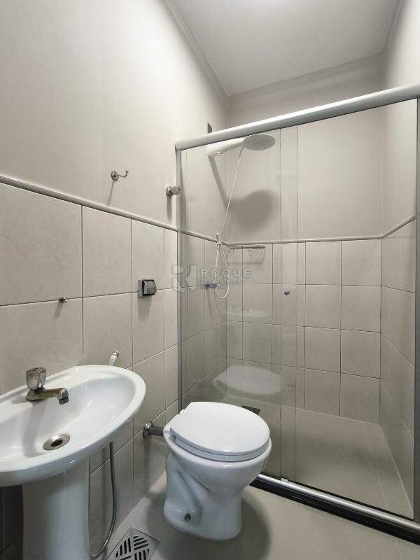 Casa em condomínio à venda no bairro Jardim Residencial Flora: BANHEIRO ÁREA DE SERVIÇO