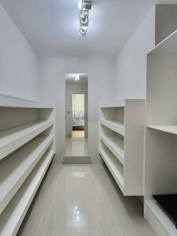 Casa em condomínio à venda no bairro Jardim Residencial Flora: CLOSET SUÍTE 1