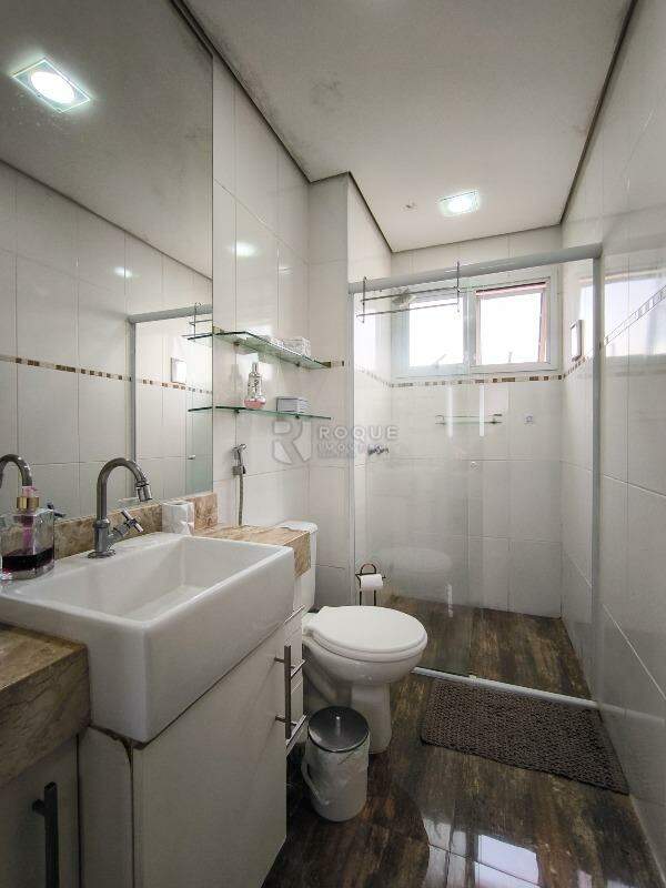 Apartamento à venda no bairro Jardim Residencial Francisco Cruãnes: WC SUÍTE