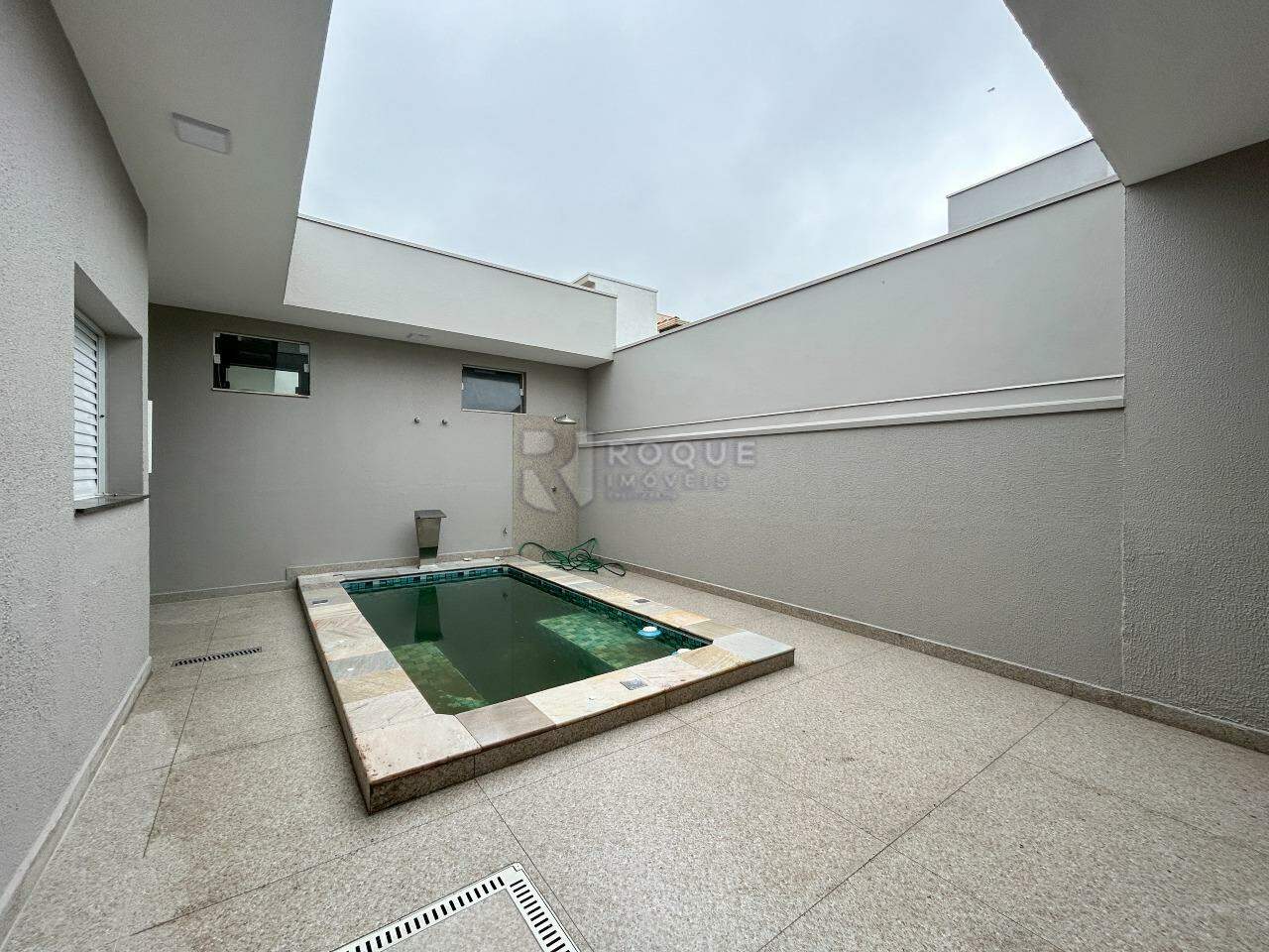 Casa em condomínio para aluguel no bairro Parque Residencial Roland: Área externa