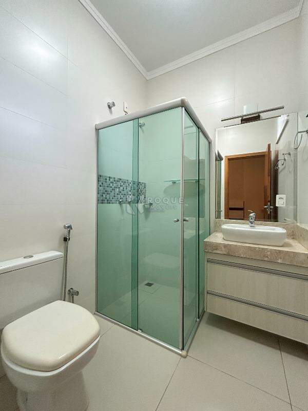 Casa em condomínio para aluguel no bairro Parque Residencial Roland: WC suíte 