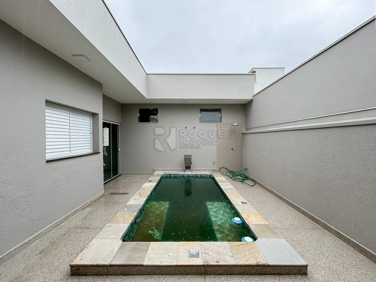 Casa em condomínio para aluguel no bairro Parque Residencial Roland: Área externa