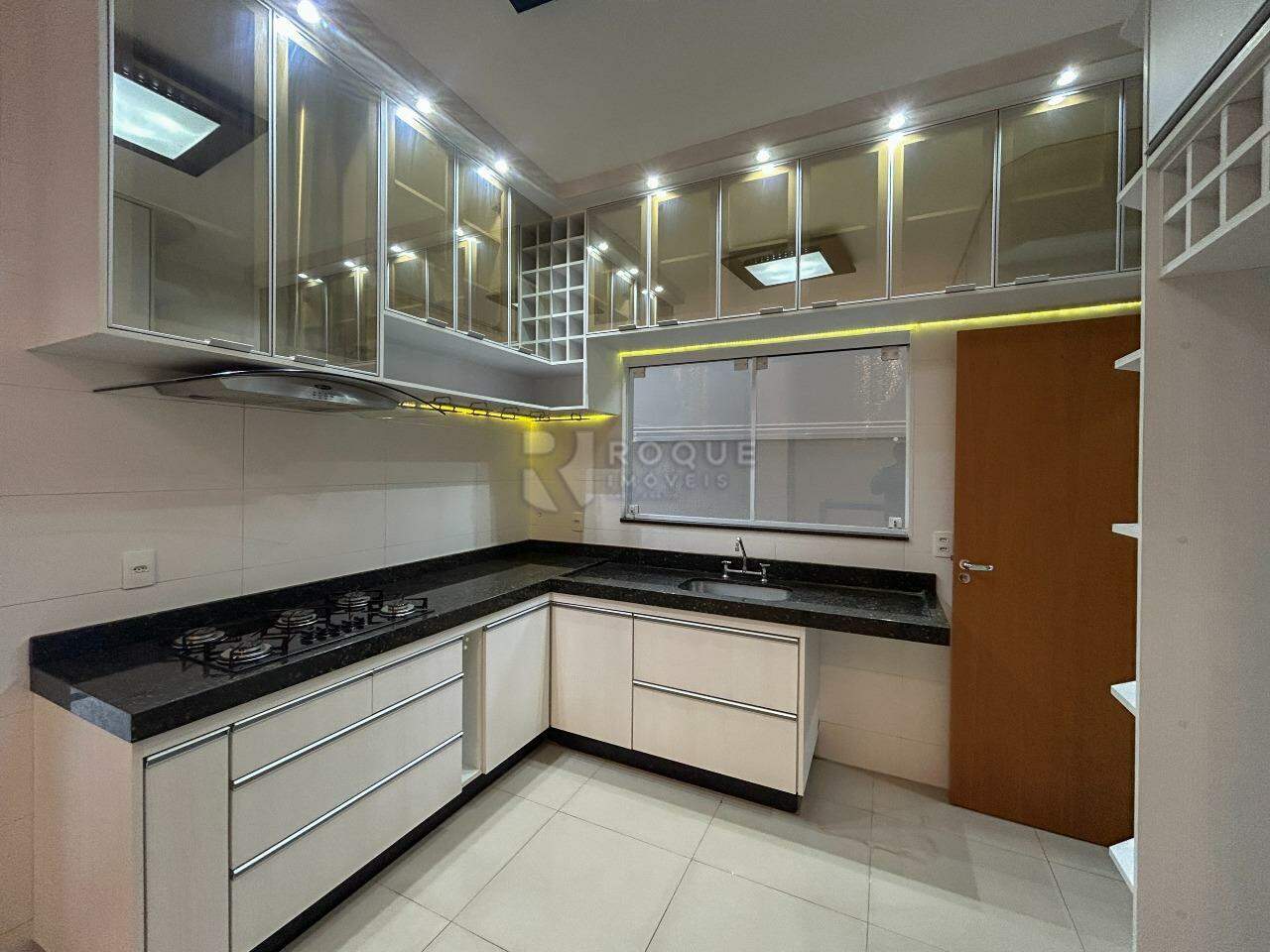 Casa em condomínio para aluguel no bairro Parque Residencial Roland: Cozinha