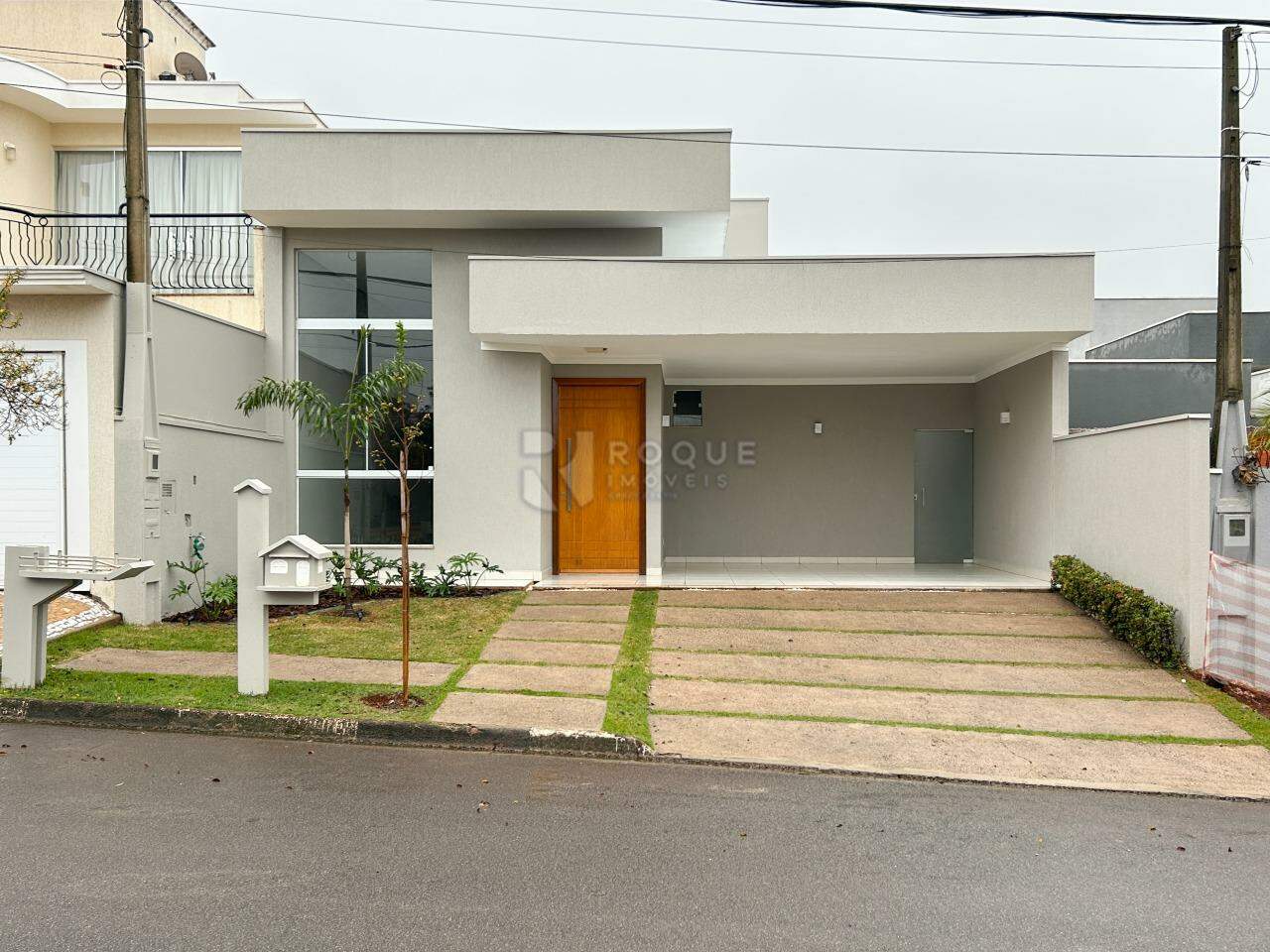 Casa em condomínio para aluguel no bairro Parque Residencial Roland: Fachada 