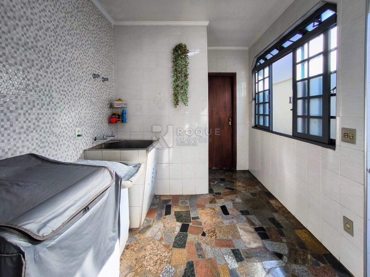 Casa em condomínio à venda no bairro Jardim Florença: ÁREA DE SERVIÇO