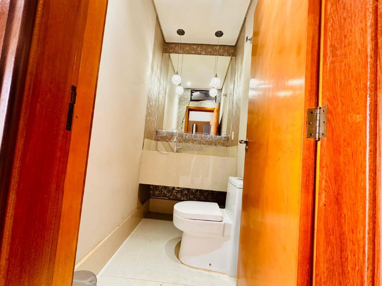 Casa em condomínio à venda no bairro Parque Residencial Roland: BANHEIRO EXTERNO