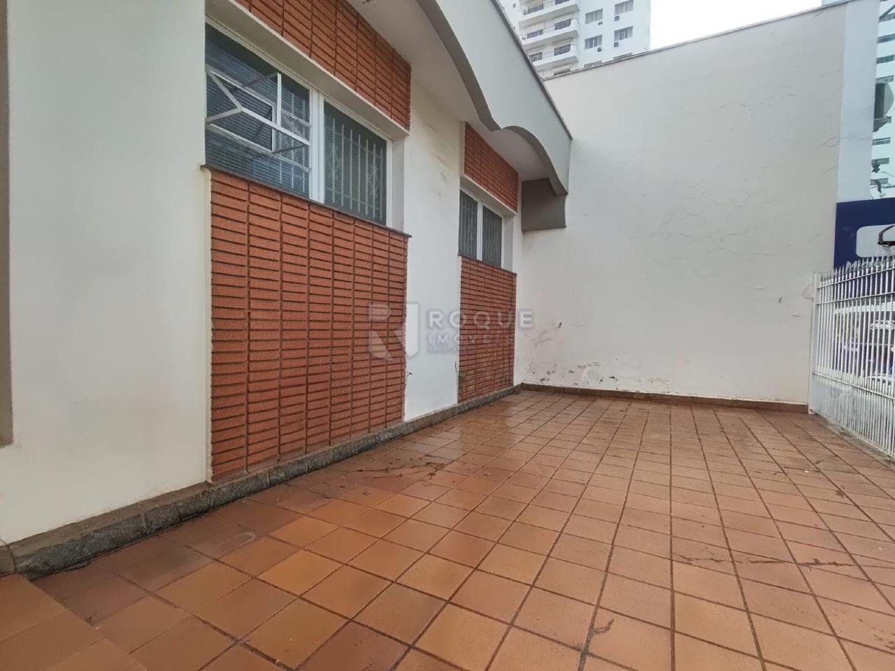 Casa Comercial para aluguel no bairro Centro: Quintal
