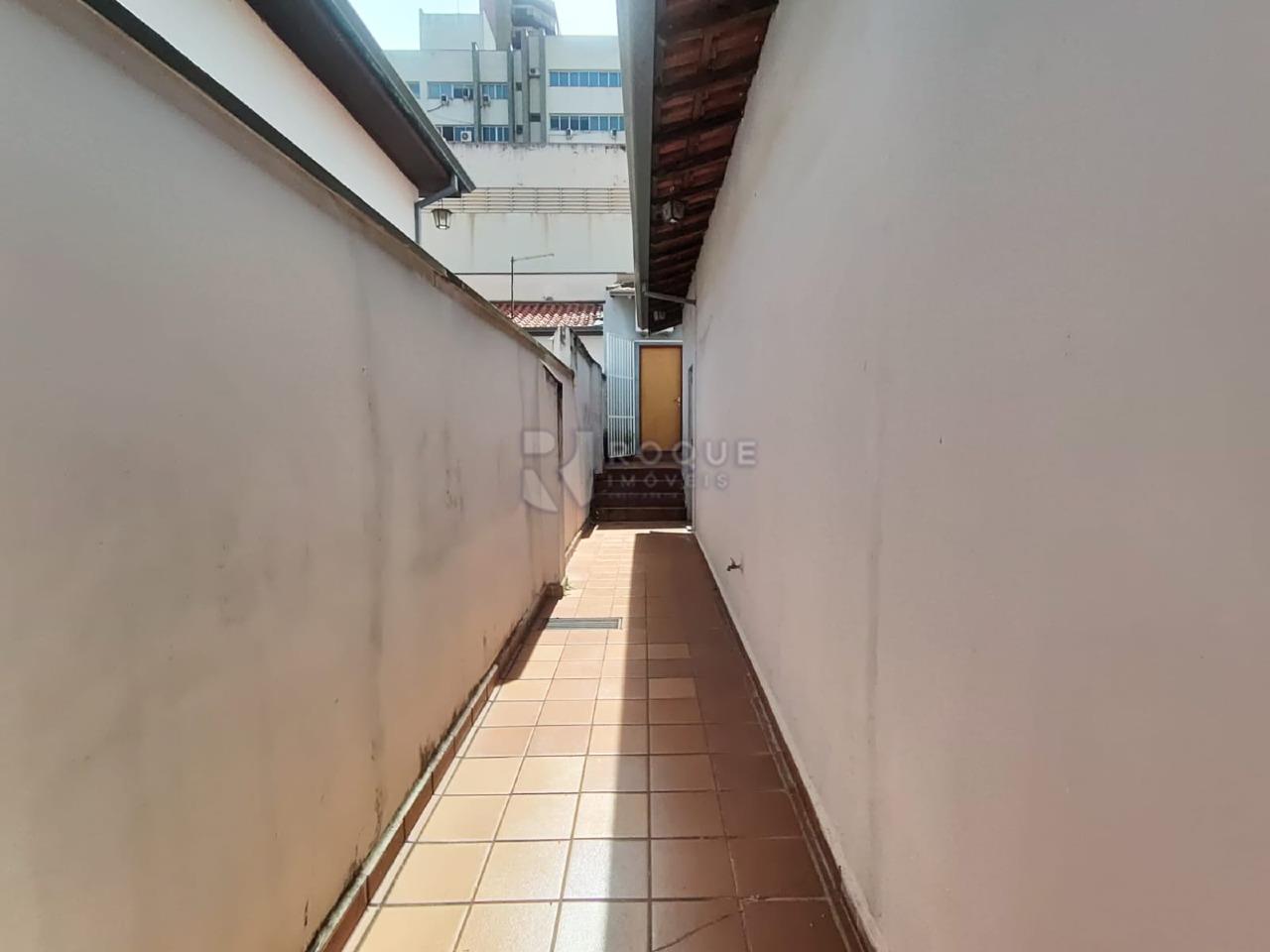 Casa Comercial para aluguel no bairro Centro: Quintal