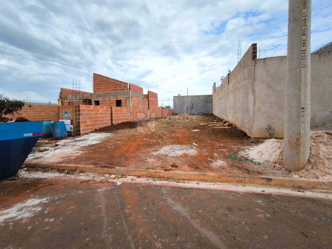 Terreno à venda no bairro Residencial Colinas do Engenho II: FRENTE