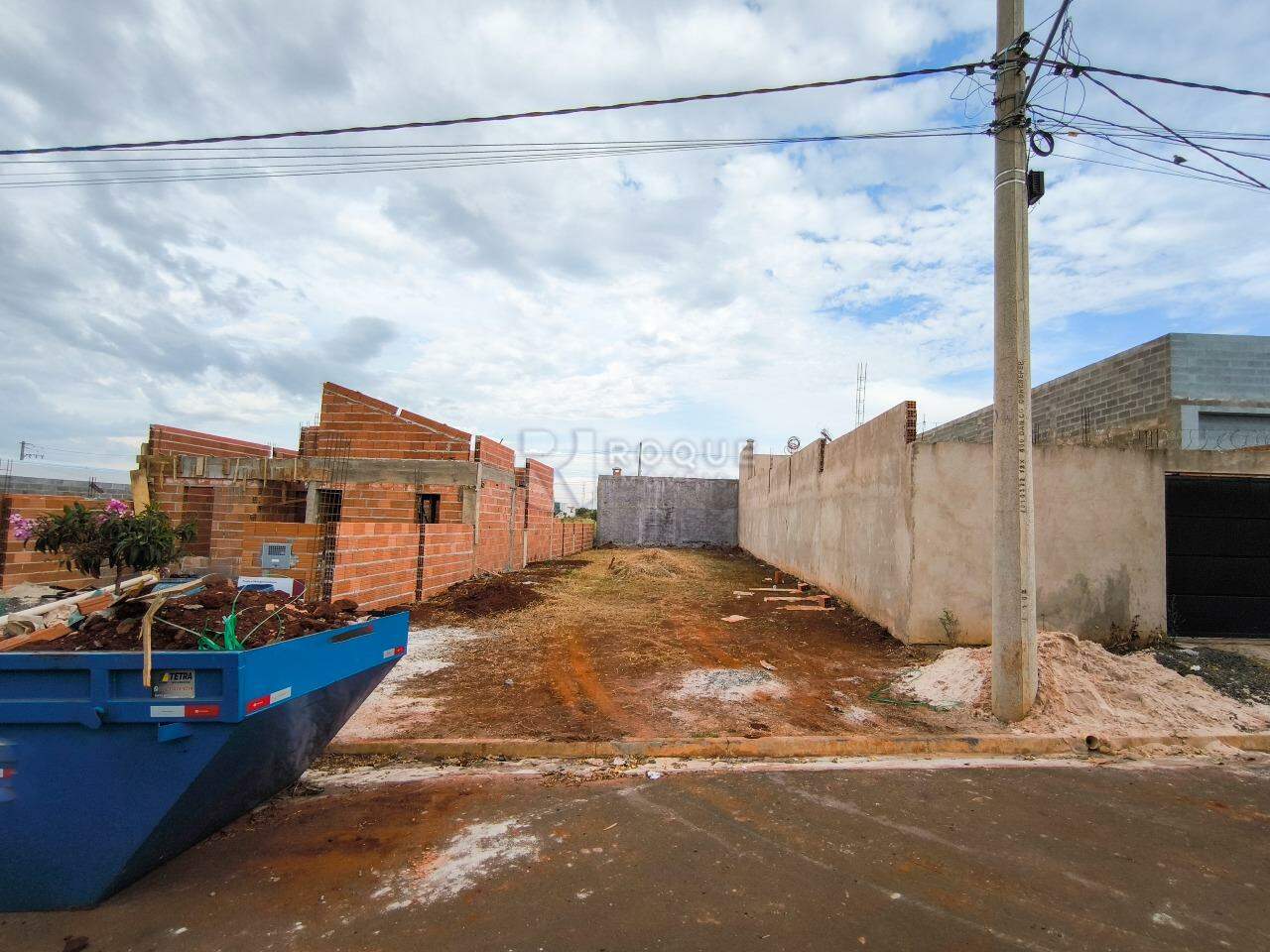 Terreno à venda no bairro Residencial Colinas do Engenho II: FRENTE
