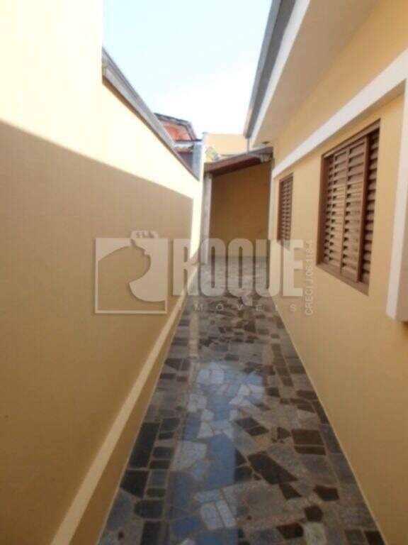 Casa Residencial à venda no bairro Jardim Consoli: Corredor lateral 