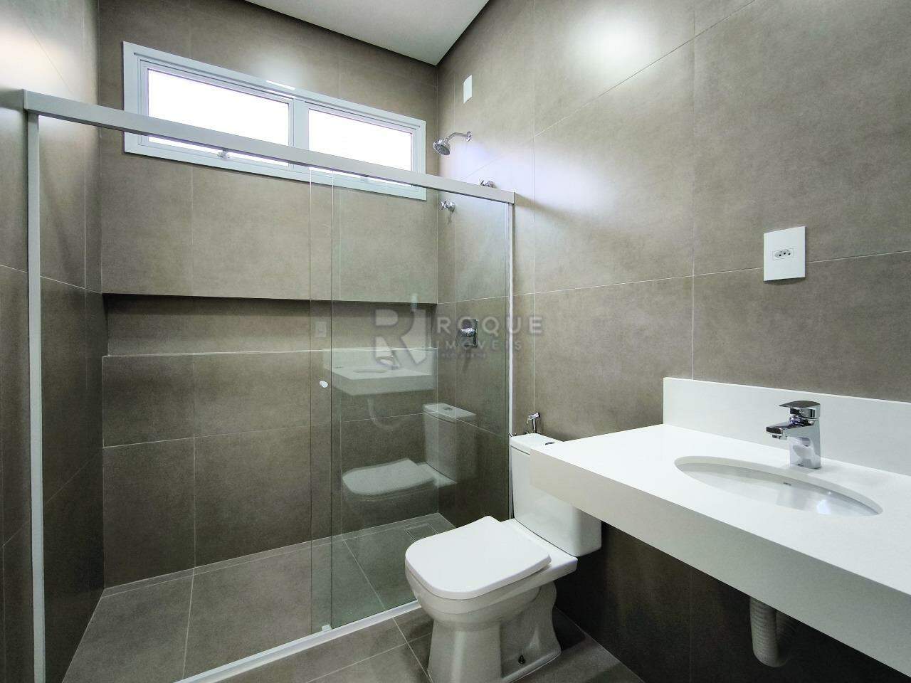 Casa em condomínio à venda no bairro Jardim Porto Real V: BANHEIRO SOCIAL