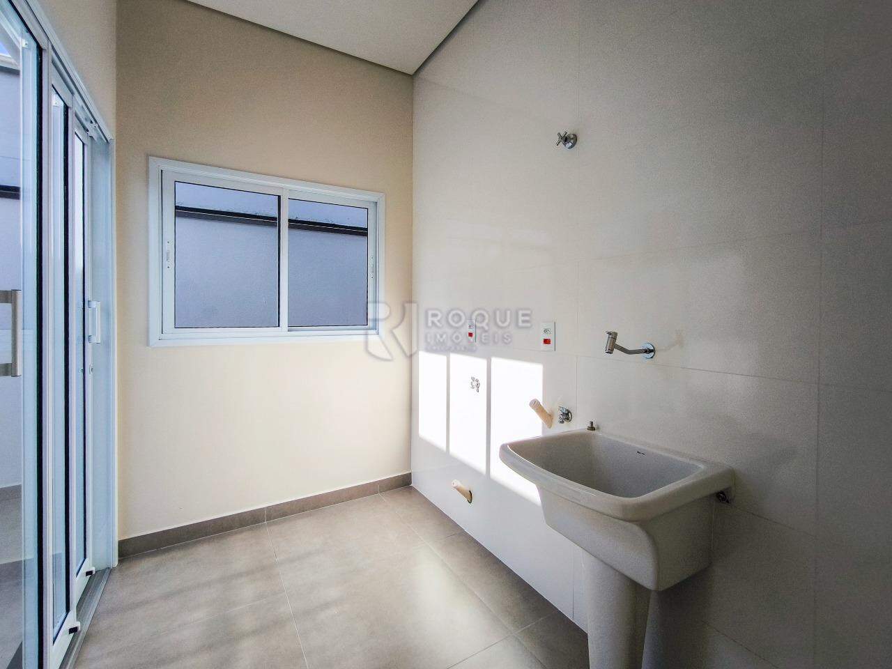 Casa em condomínio à venda no bairro Jardim Porto Real V: LAVANDERIA