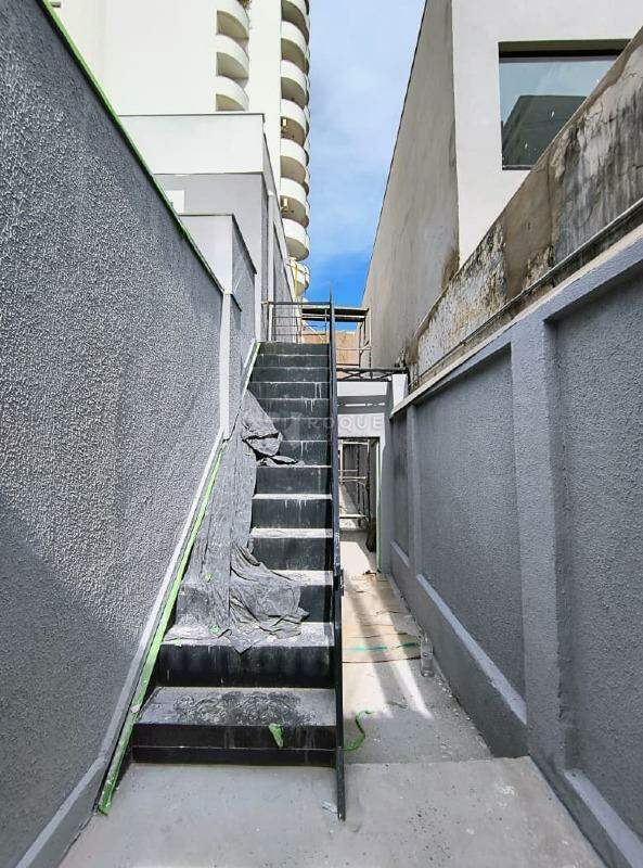 Salão para aluguel no bairro Centro: Escada