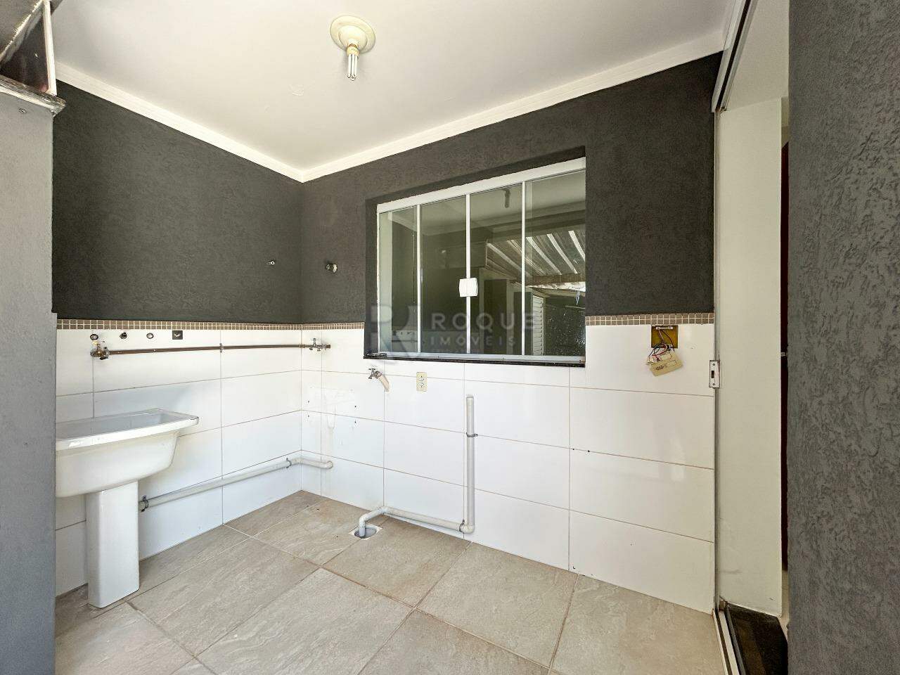 Casa Residencial à venda no bairro Vila São João: Área de serviço