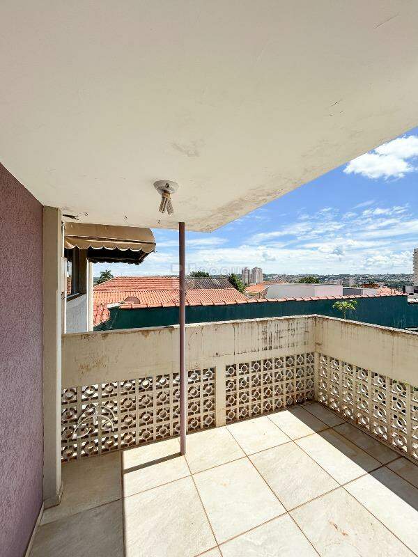 Casa Residencial à venda no bairro Vila São João: Sacada