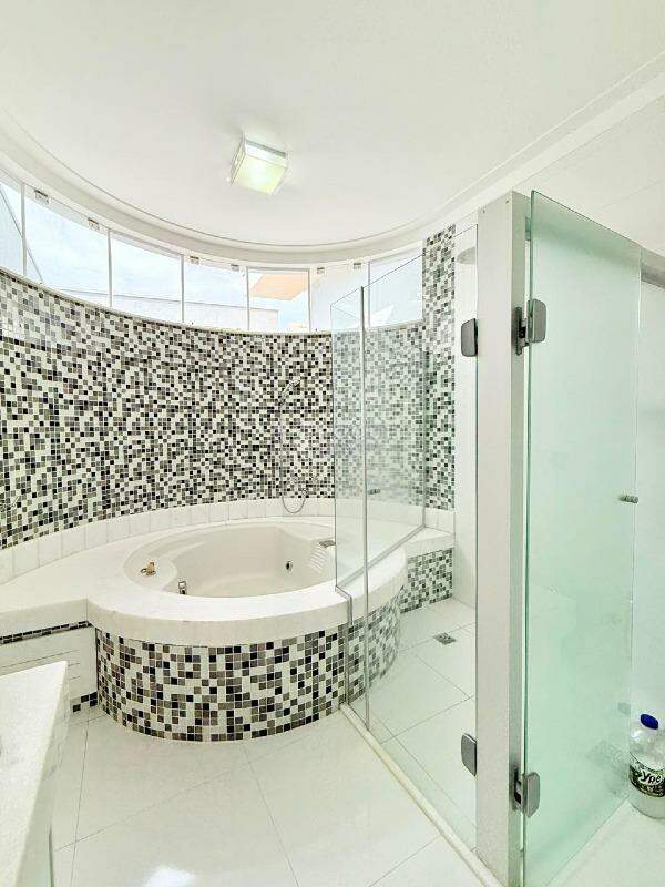 Casa em condomínio para aluguel no bairro Jardim Residencial Flora: WC SUÍTE 1