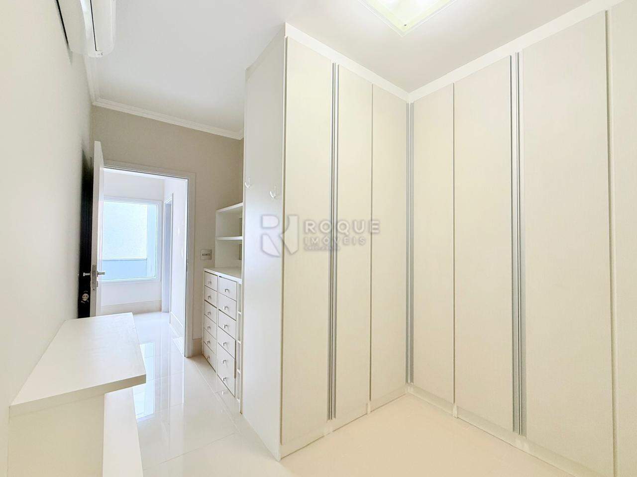 Casa em condomínio para aluguel no bairro Jardim Residencial Flora: CLOSET SUÍTE 1
