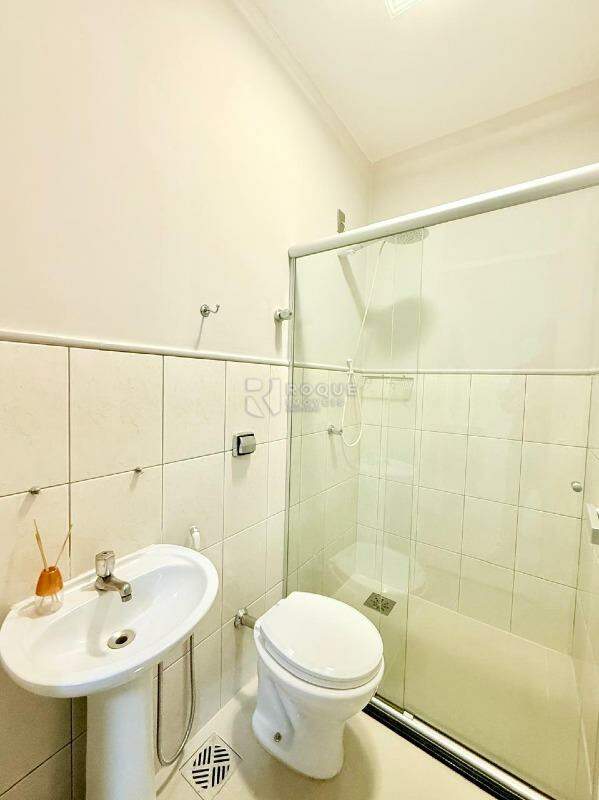 Casa em condomínio para aluguel no bairro Jardim Residencial Flora: BANHEIRO ÁREA DE SERVIÇO