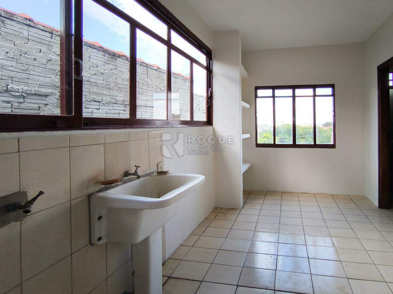 Casa Residencial à venda no bairro Jardim Hortência: ÁREA DE SERVIÇO
