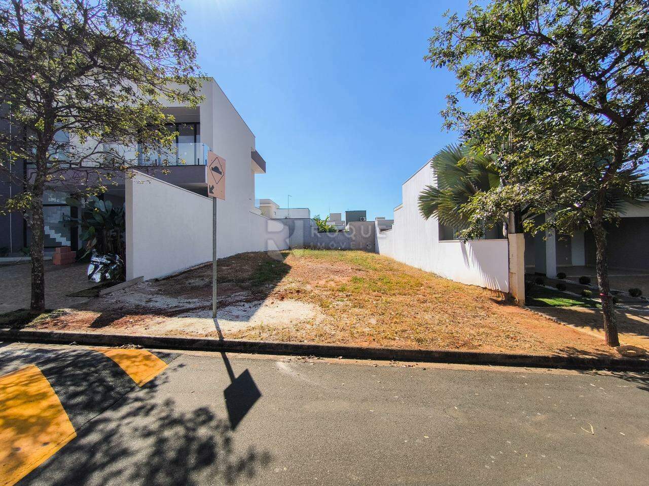 Terreno em condomínio à venda no bairro Terras de São Bento I: FRENTE