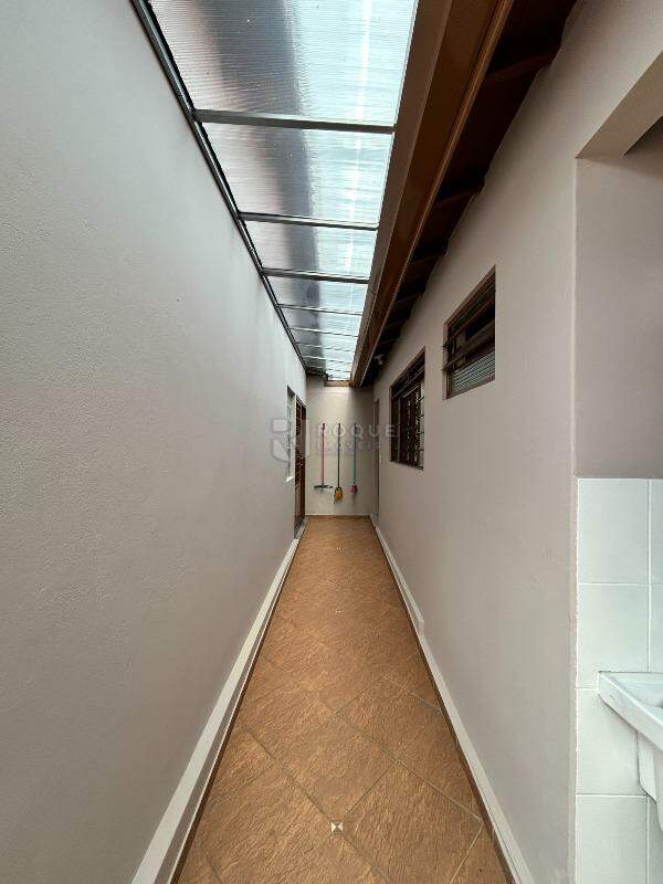 Casa Residencial para aluguel no bairro Vila São Luiz: Corredor fundo 