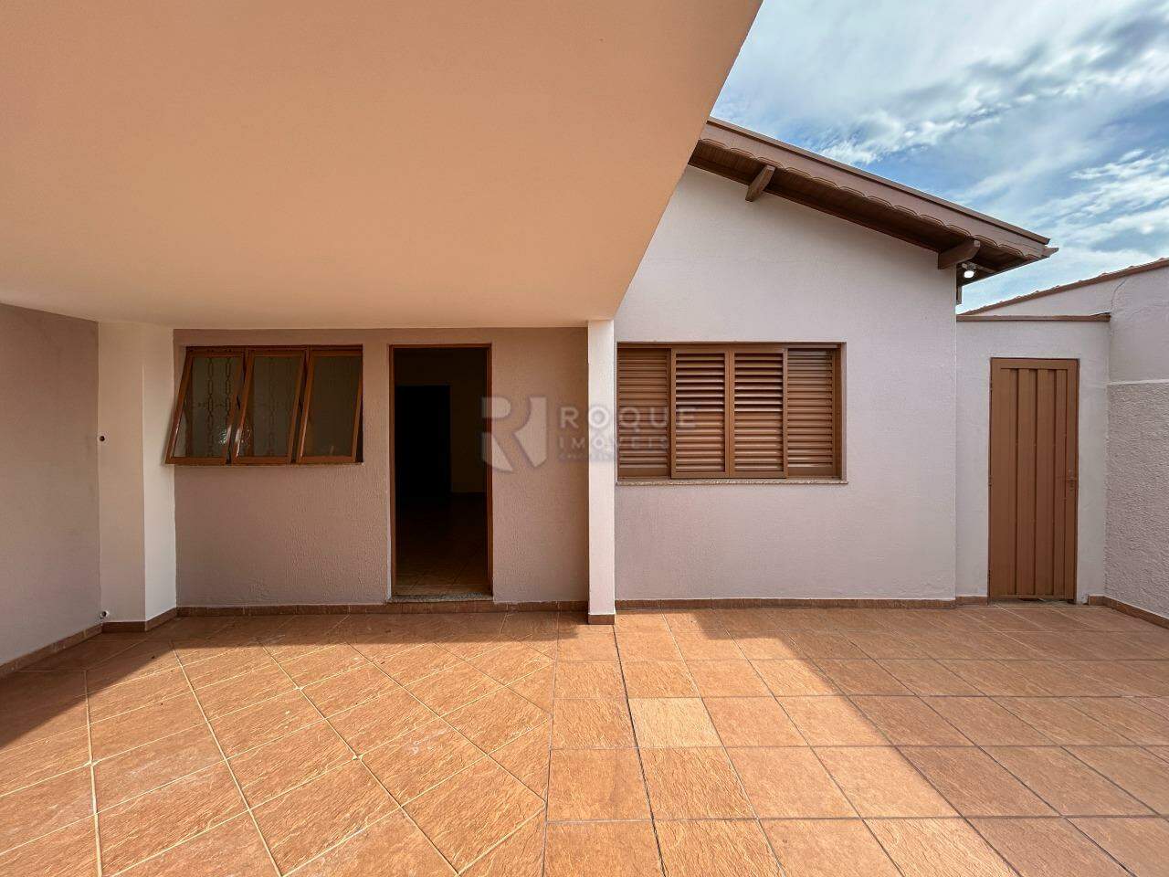 Casa Residencial para aluguel no bairro Vila São Luiz: Garagem / frente 