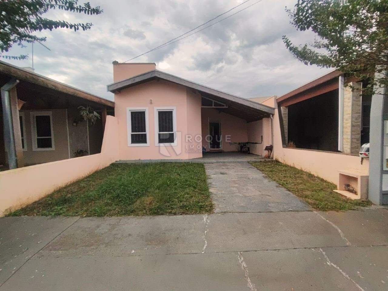Casa em condomínio para aluguel no bairro Jardim Ouro Verde: Quintal