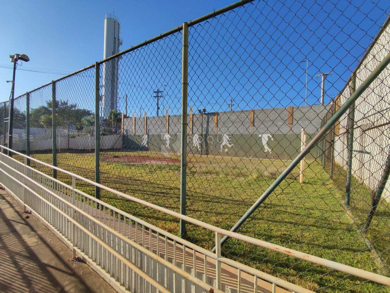 Apartamento à venda no bairro Parque Hippolyto: CAMPO DE FUTEBOL