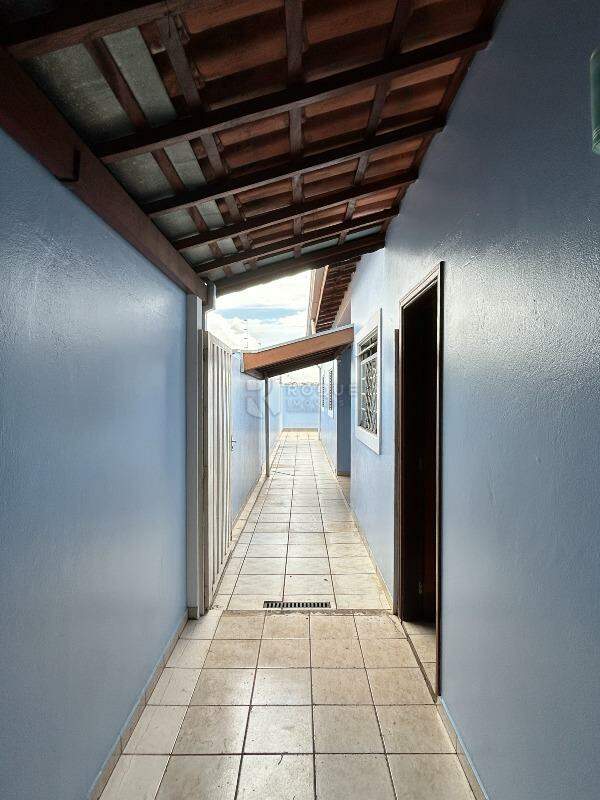 Casa Residencial para aluguel no bairro Jardim Bela Vista: Corredor de acesso 