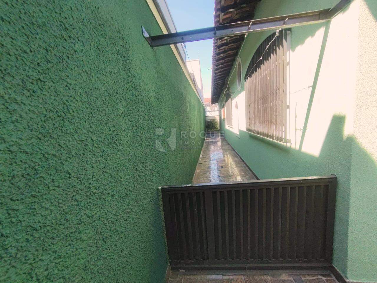 Casa Residencial para aluguel no bairro Vila Rocha: Quintal